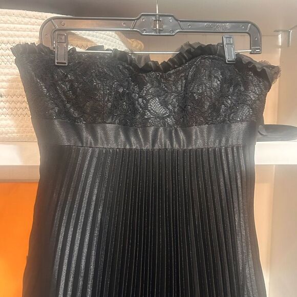 Badgley Mischka Black Satin Lace
Pleated Gown | Size6 - Picture 4 of 10